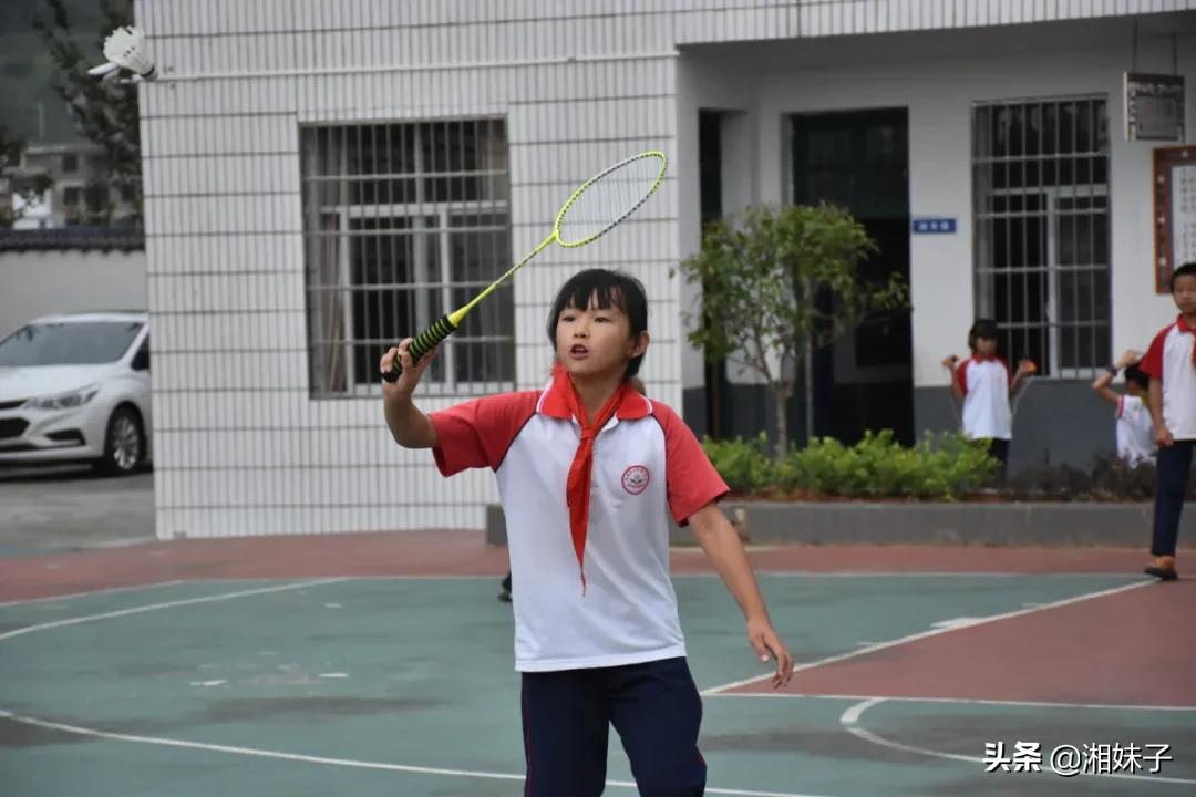 瑶乡新建了芙蓉学校！被叮嘱“好好保护眼睛”的小姑娘走进新教室，小树苗正茁壮成长…