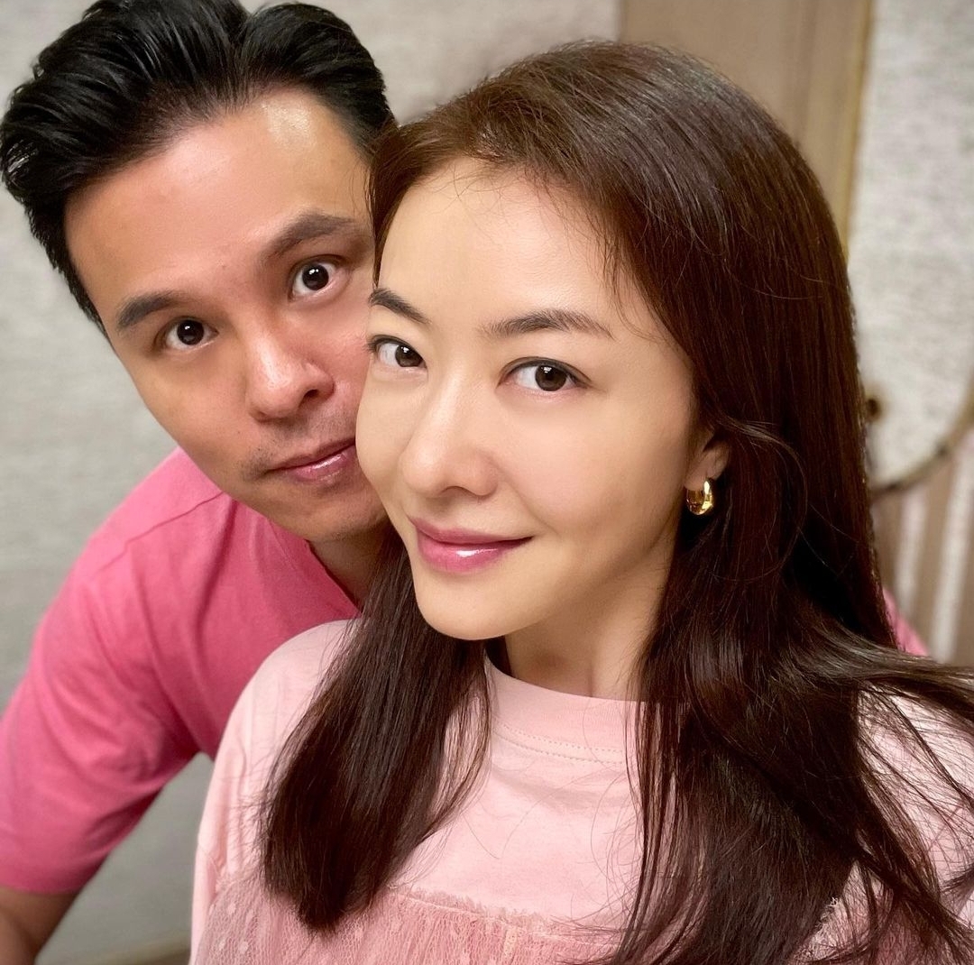 郭可颂晒全家福为熊黛林庆生，双胞胎女儿可爱出镜，夫妻甜蜜依偎