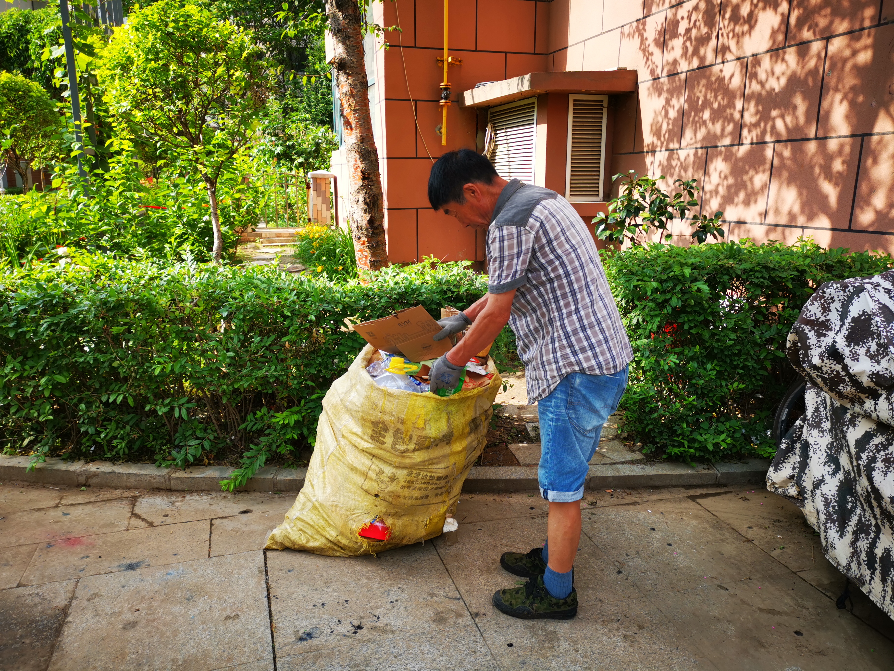 捡垃圾图片(城市小区中那些捡破烂的大爷大妈的尴尬) - 赤虎壹号