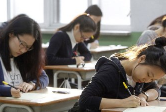 为啥高考不能穿“校服”，怕被有心之人利用？班主任说出其中原因