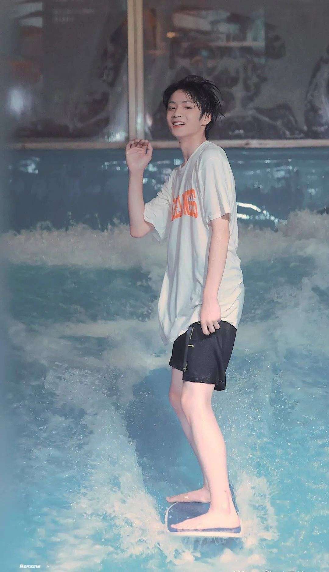 刘耀文初中毕业照曝光：养成系狼崽，有着“反差萌”的身高与实力