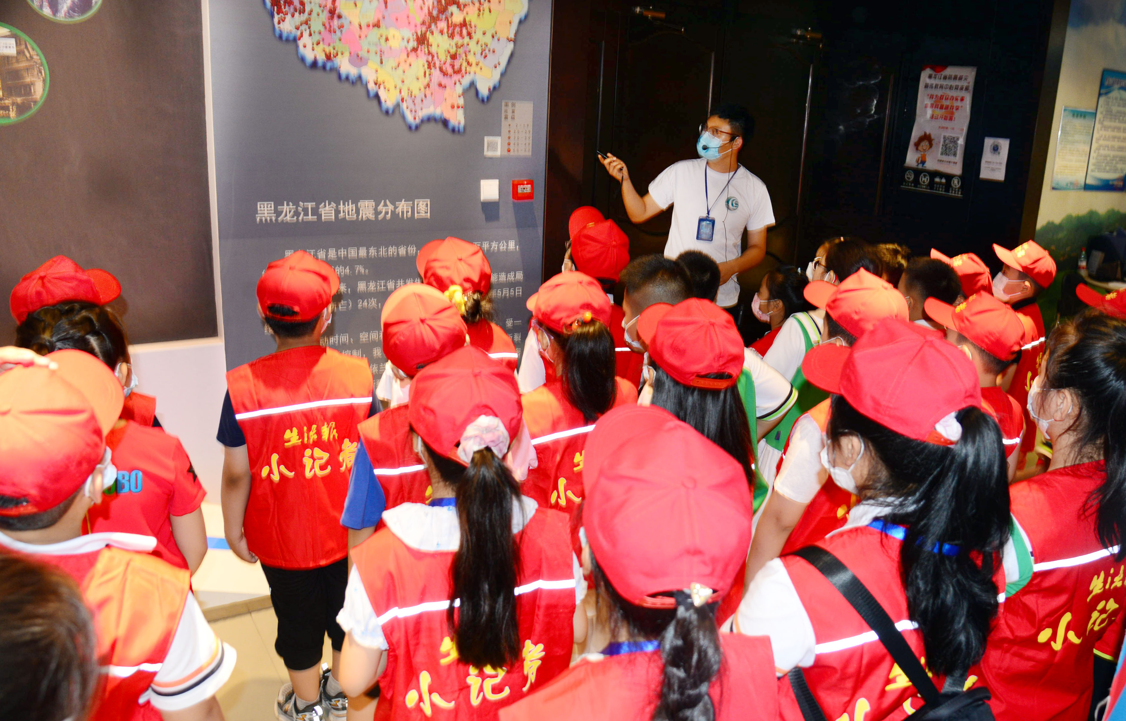 观看科普动画片、体验7.5级地震…33名龙头新闻·生活报小记者走进防震减灾科普馆