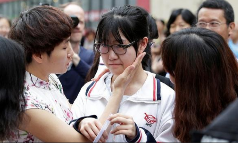 临近高考，不少女生偷吃“避孕药”，家长很担忧，老师却见怪不怪