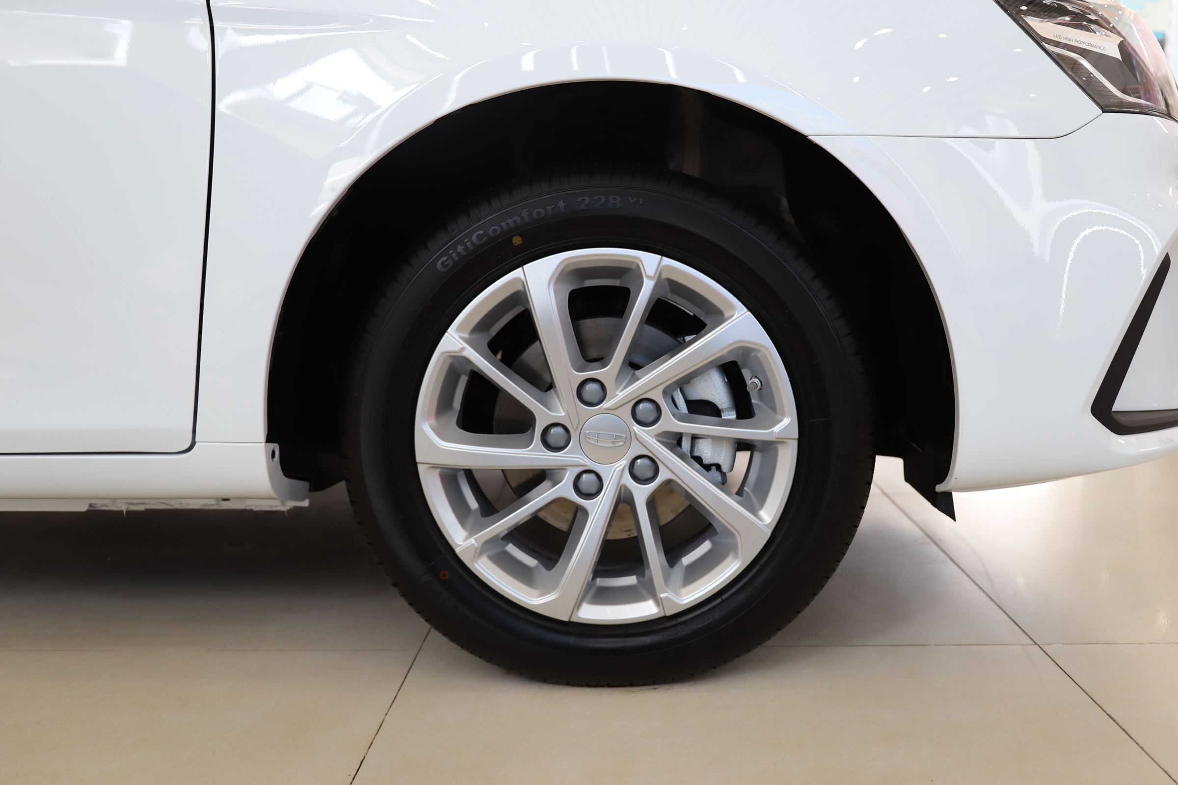 国民家轿热销12年 最低只要4.28万 实拍吉利帝豪UP