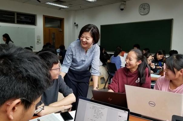 一组清华大学教室照片走红，引来网友热议，称学生吃相太难看