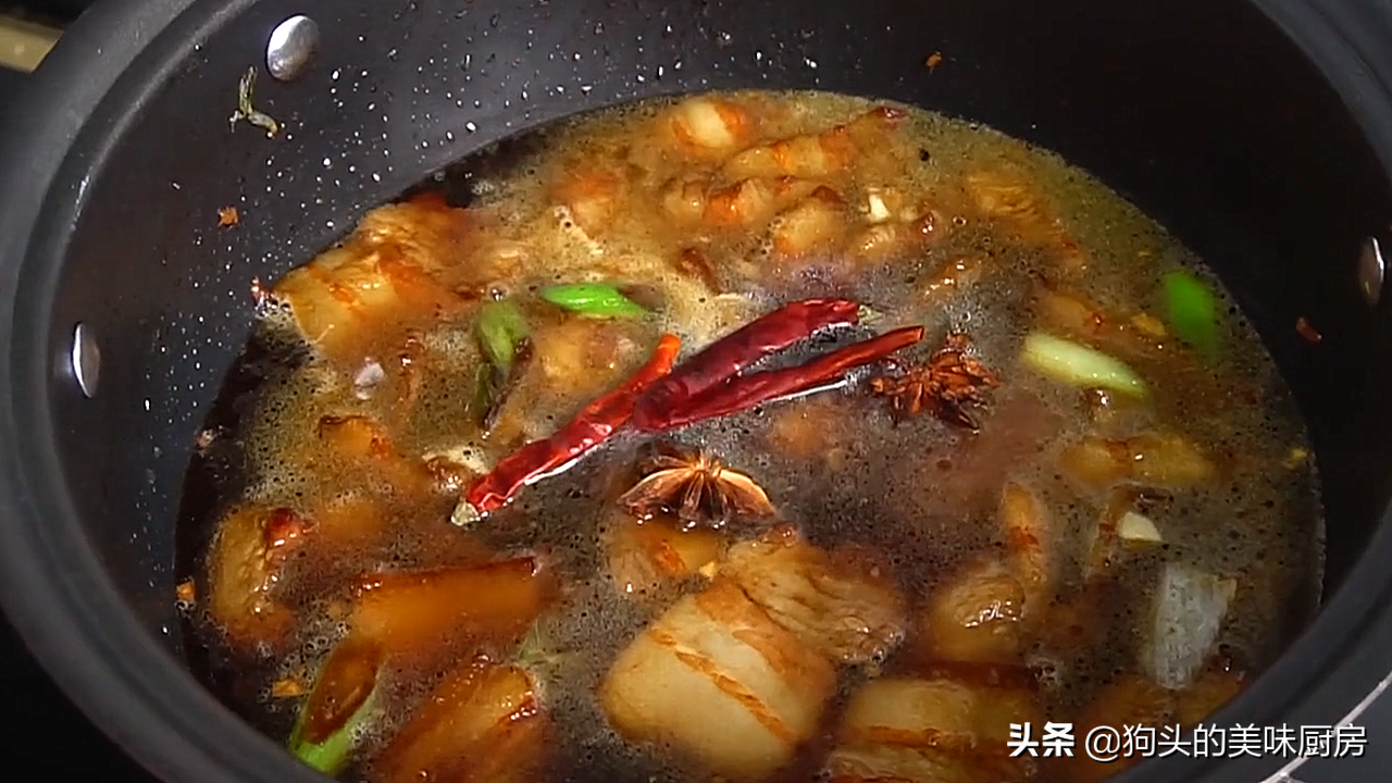 天凉了，用一块猪肉一把粉条炖着吃，暖身暖胃，上桌汤汁都不剩