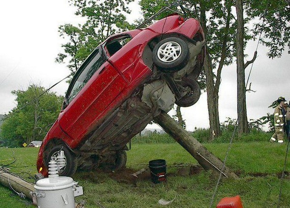 60张实拍照片,离奇的车辆事故,又可怕又搞笑!引以为戒吧