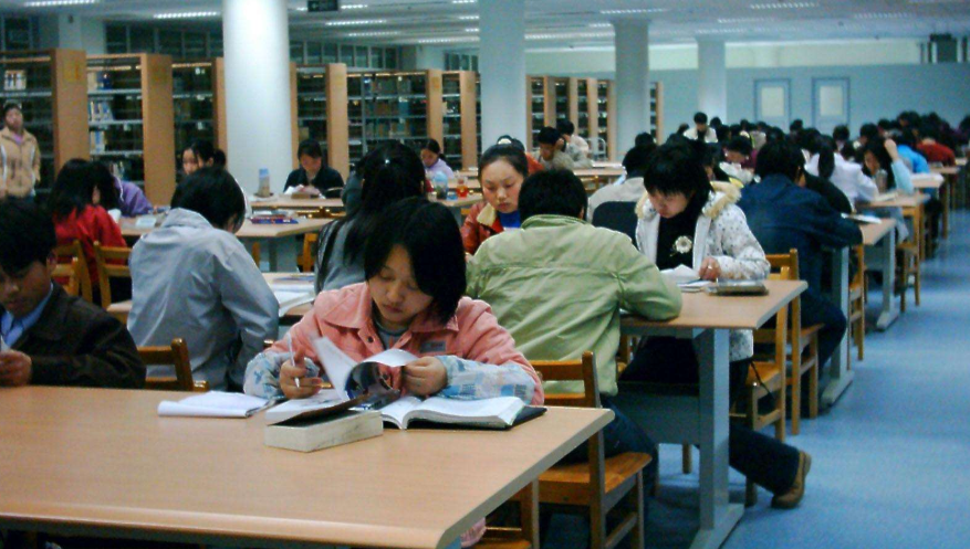 大学宿舍门上“标语”火了！辅导员查寝一脸问号？学妹：受教了