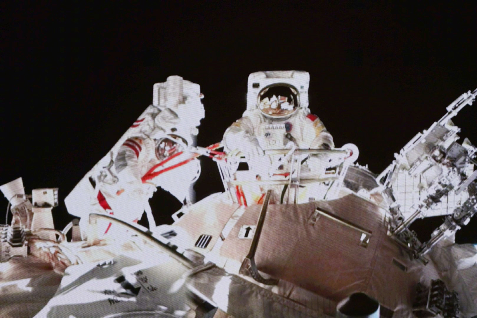 我们都被NASA“骗”了？神舟13号宇航员出舱后，暴露了真实的太空