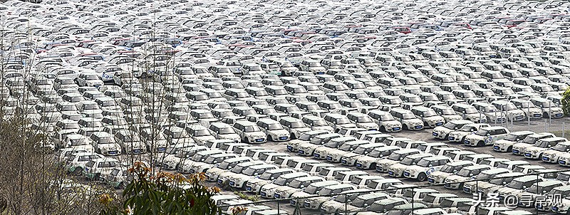探访重庆这个巨型共享汽车“坟场”，密密麻麻，场面震撼