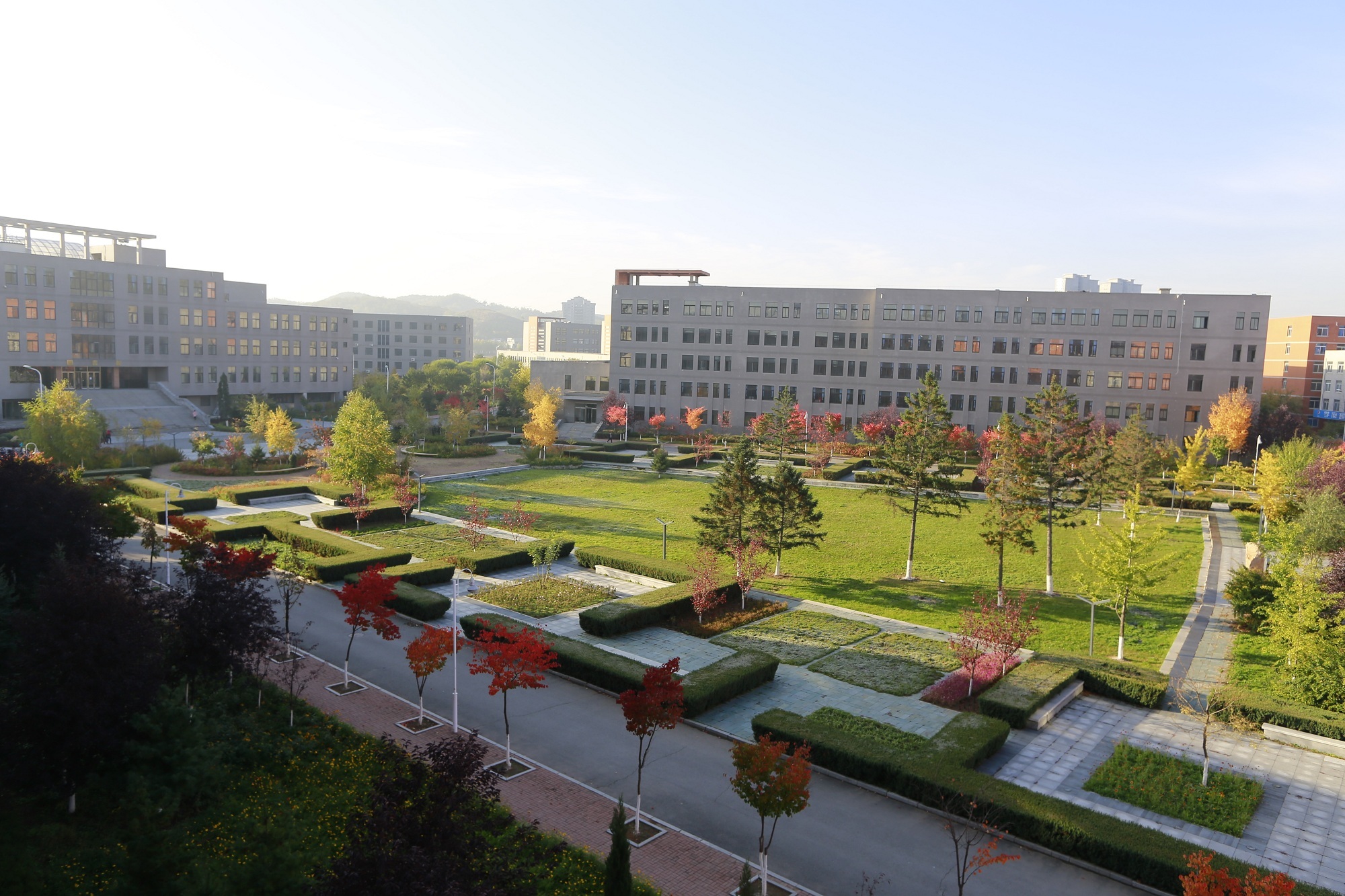 辽宁科技学院：漫步校园处处景