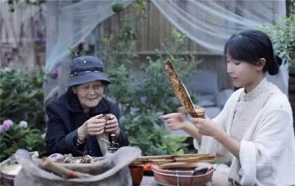 凭自己努力走红的8位女网红，一个比一个拼，有人因一条裙子爆火