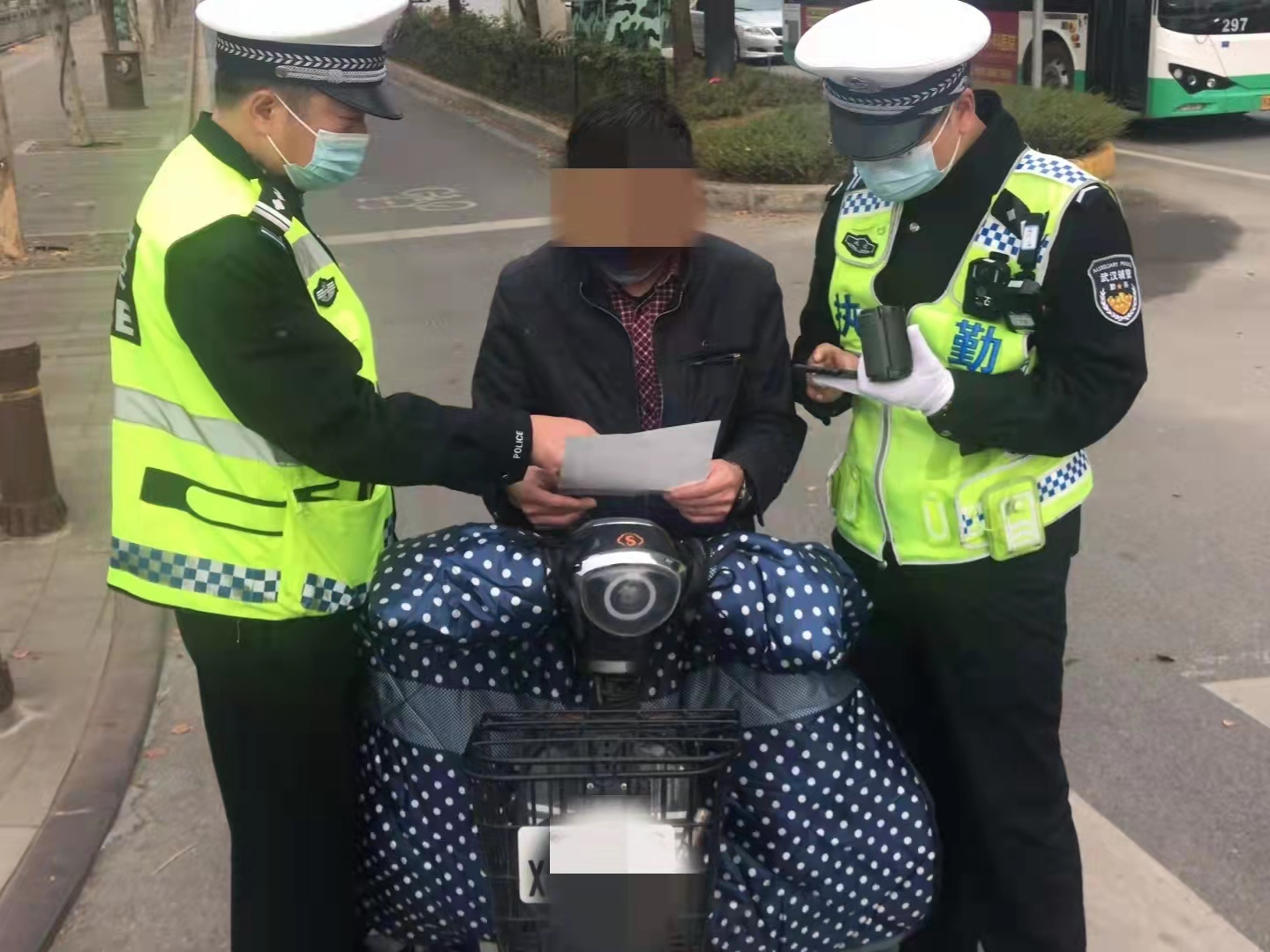 “伙计，看灯！”武汉推进交通秩序整治，3000余台闯红灯电动自行车同日被查