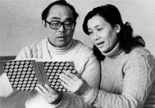 “歌唱家”朱逢博：丈夫死后不愿下葬遗体，痴情守候骨灰14年