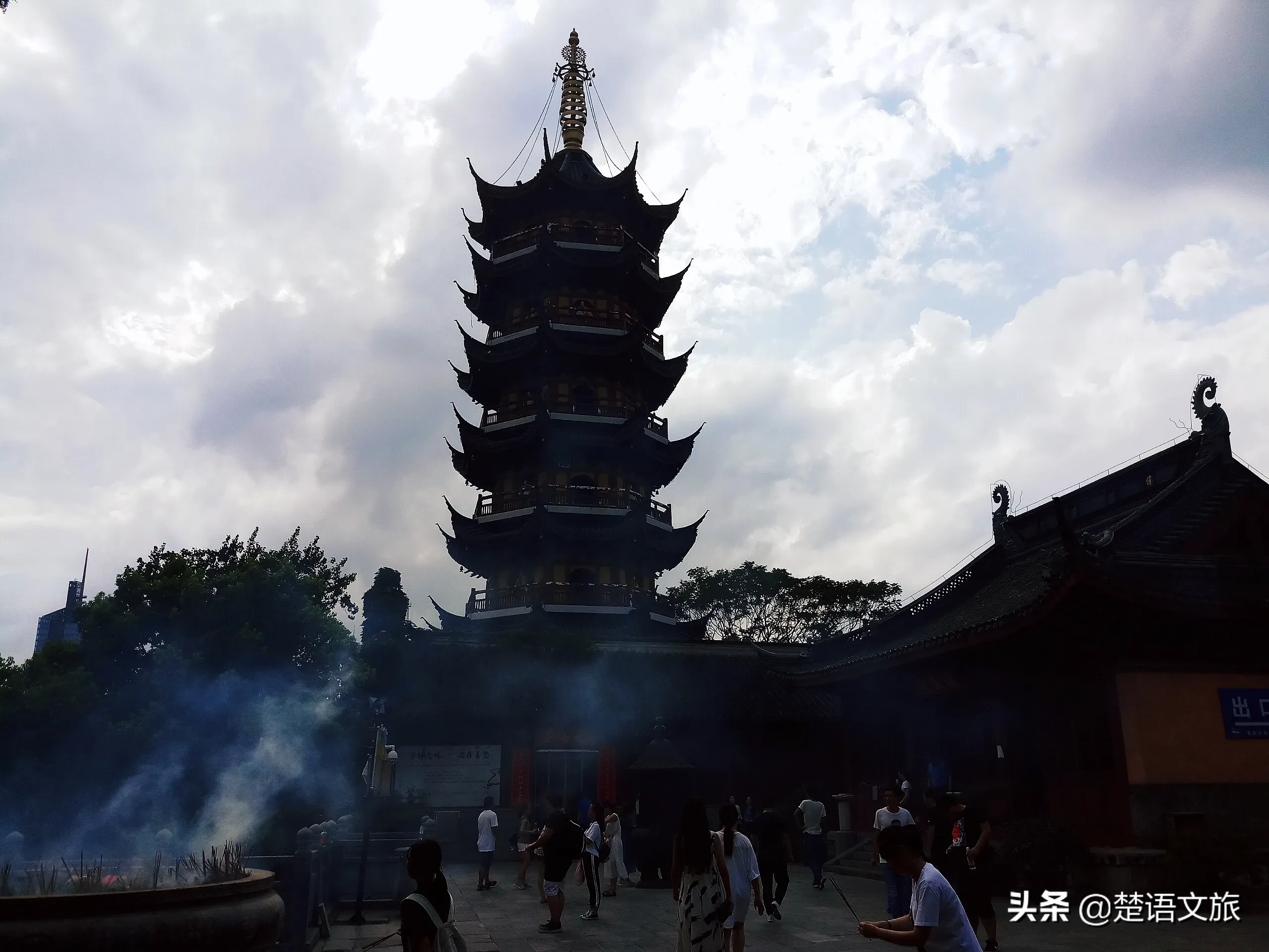 南京这座寺院，号称南朝四百八十寺之首，求签拜佛的居然多为美女