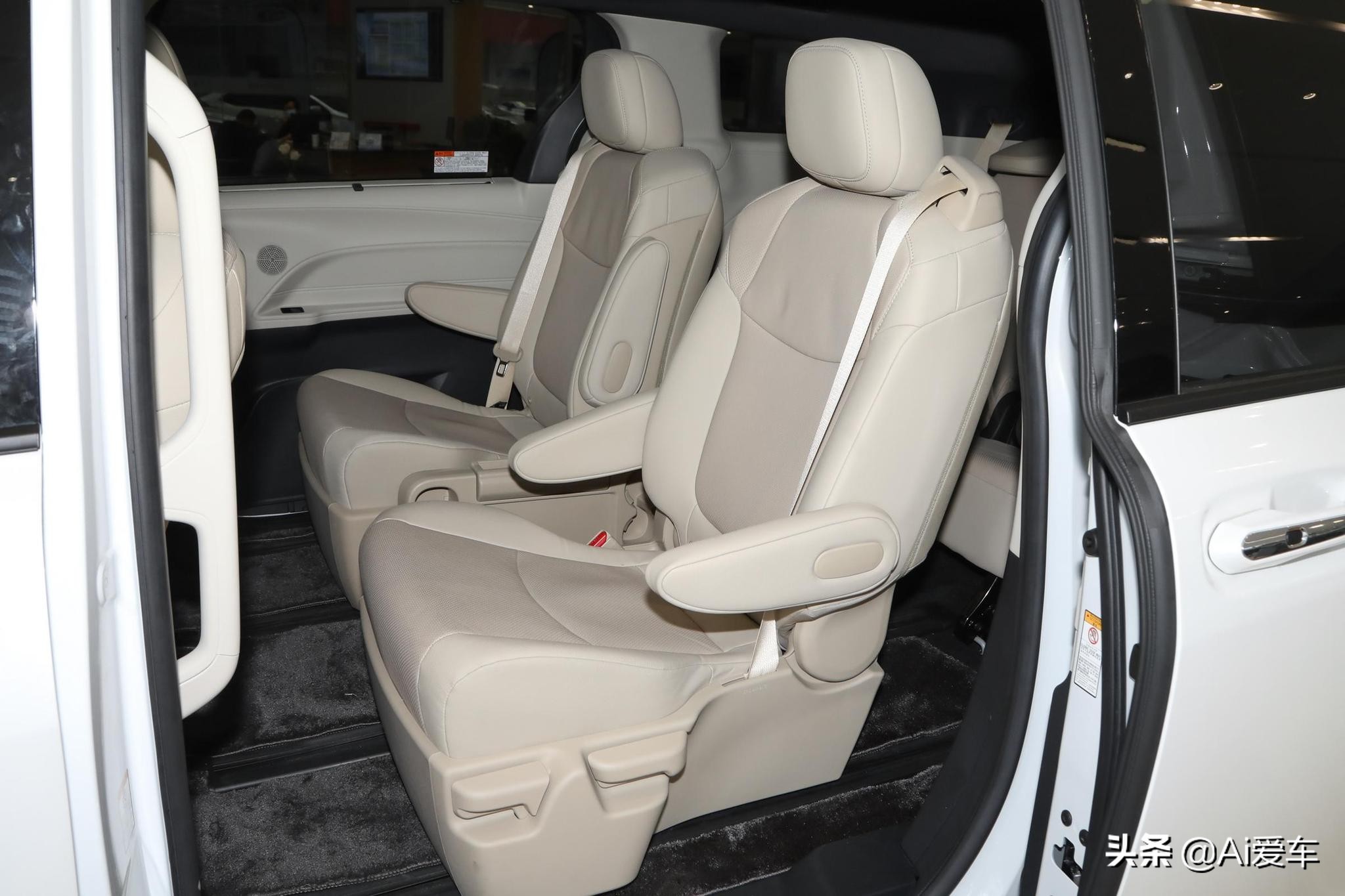5.3L油耗合资大7座家用MPV，车长超5米1带双电滑门，实拍丰田赛那