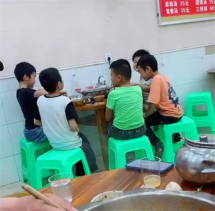 五个小伙伴的纯真友谊：一起玩耍、分享快乐的童年时光