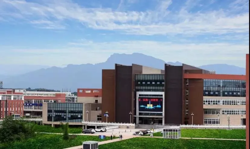 乐山有一所综合性大学，各地区县医院是实习单位，今年高职单招