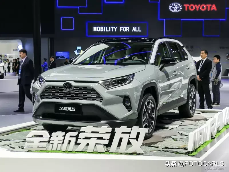 实拍第四代丰田RAV4荣放，近七年改款，小书包不在你不买？