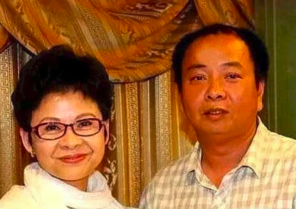 58歲董文華近照曝光，臉部浮腫略顯滄桑，曾為事業堅持不生孩子