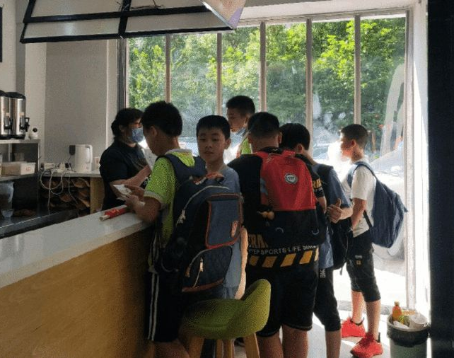 补习机构卷土重来，“补课奶茶店”开业，网友：换汤不换药