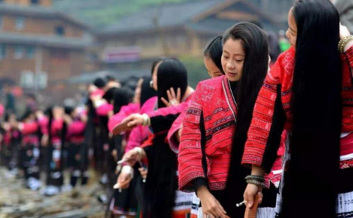 想要头发又浓又密？护发时养成这2个好习惯，头发乌黑又浓密