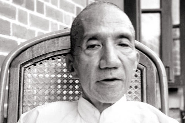 妻子卧病在床，他提前为妻子写挽联，妻子看后：我一定比你活得长