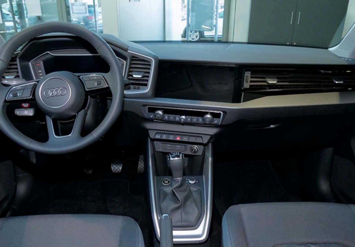 1.0T+数字化大屏内饰，实拍全新奥迪A1，预售15万，还看啥思域