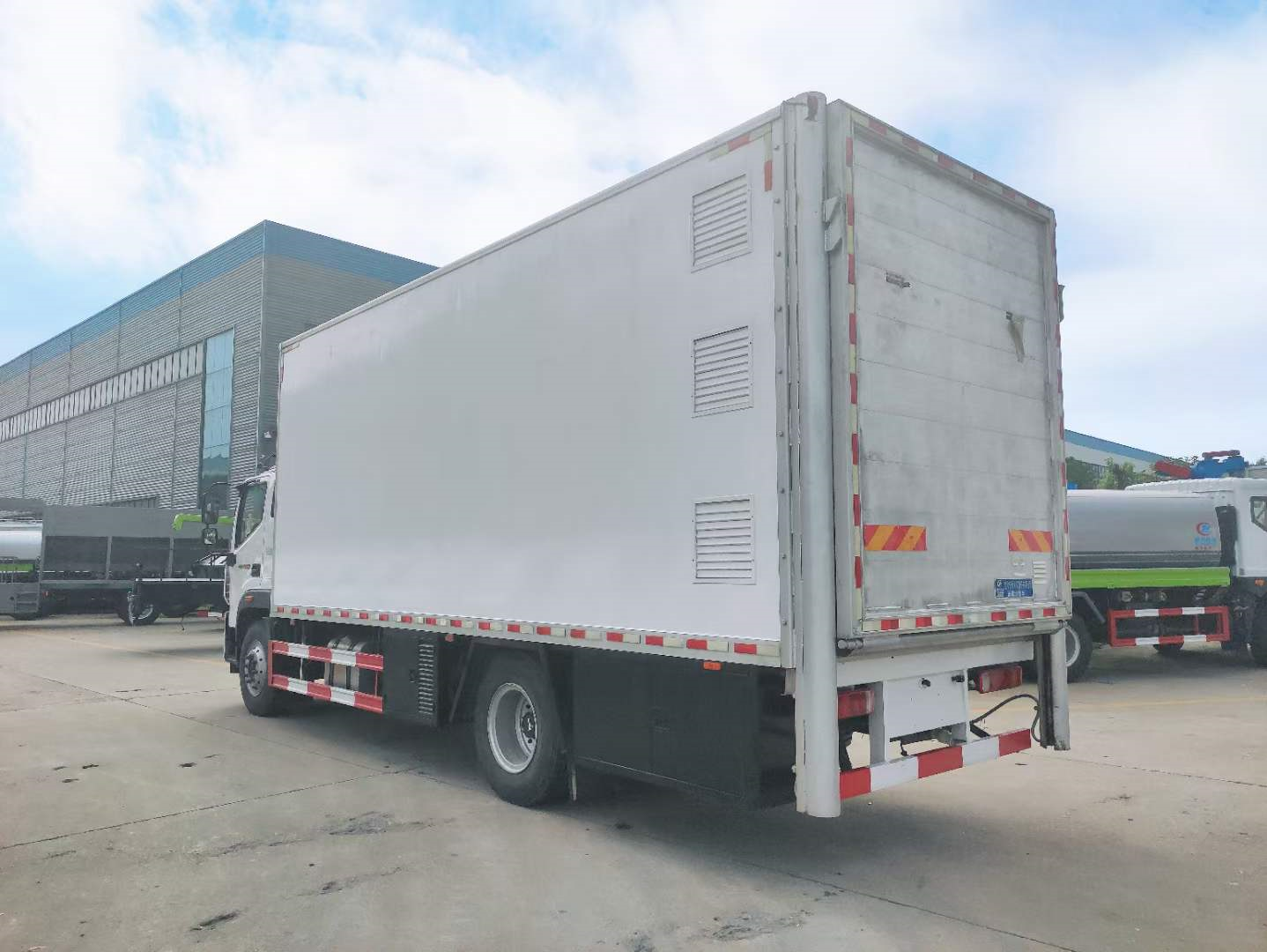 全封闭符合新规要求的国六畜禽运输车，福田奥铃CTS9畜禽运输车