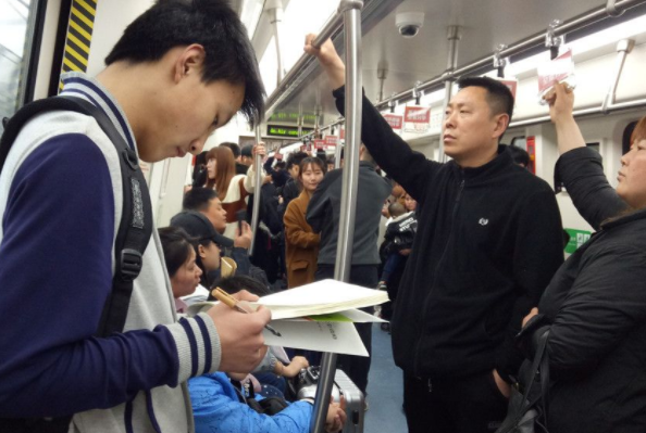 大学生坐火车能享受半价票，初中生为何要买全票？和学历没啥关系