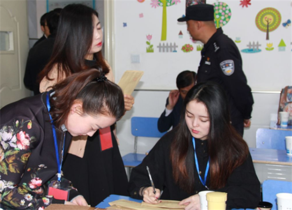 大学生想考“铁饭碗”注意了：基层公务员或涨工资，还多两种补贴