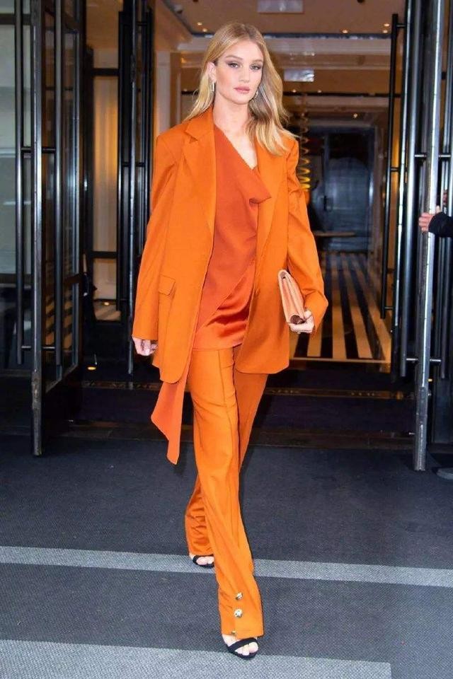 橙色是什么色系怎样搭配好看(橙色系四种穿搭法)插图(2)