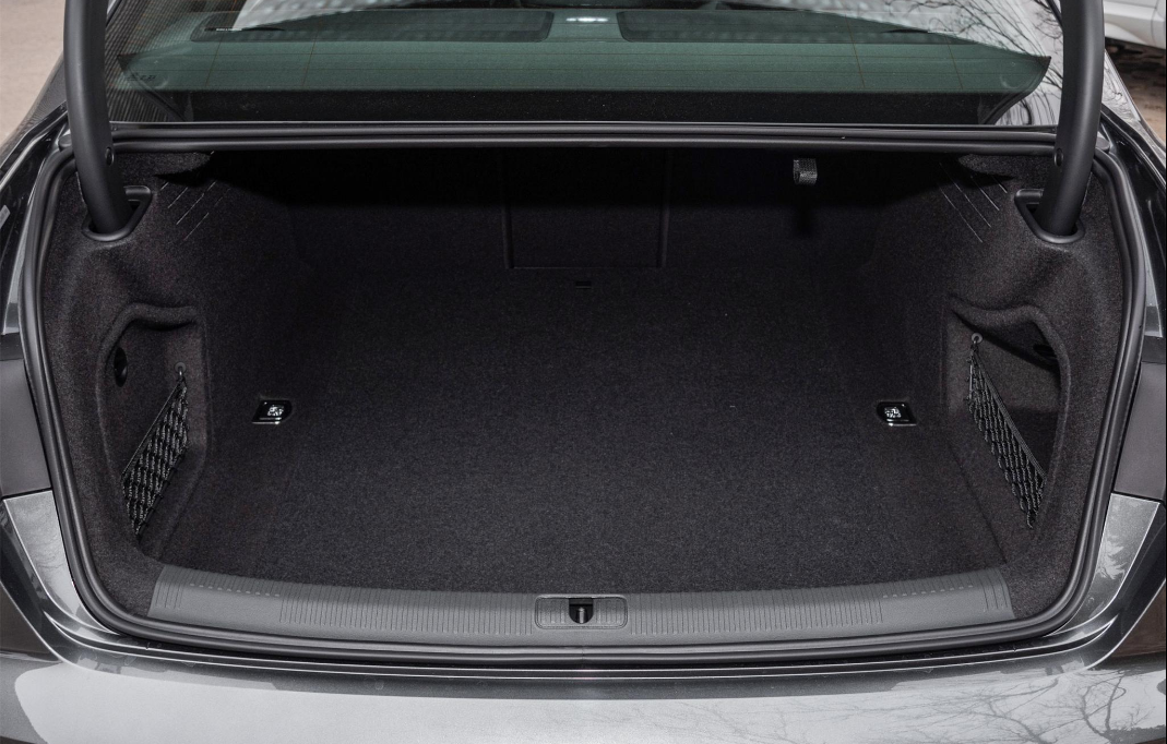 试驾奥迪S4，3.0T引擎声浪好听，操控扎实就是跑城市费油！