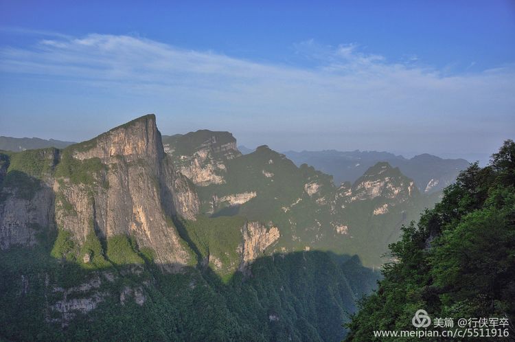 玉壶峰下松涛起，天界佛国掸尘埃！走遍千山万岭，唯天门山独有