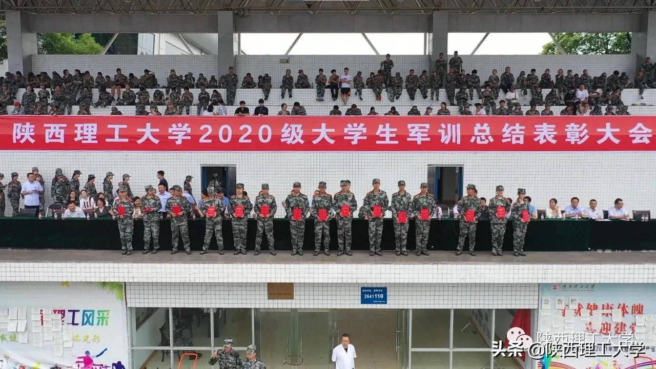 雨中闭幕，2020级军训汇报，请您检阅