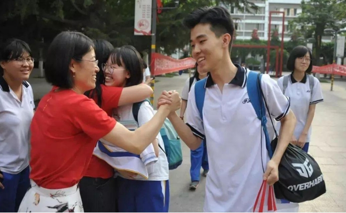 高考300多和100多都能上专科，考生抱怨不公平，网友：太天真了