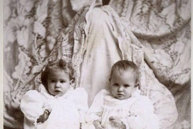 维多利亚时代照片中婴儿背后的那些幽灵人物是谁？