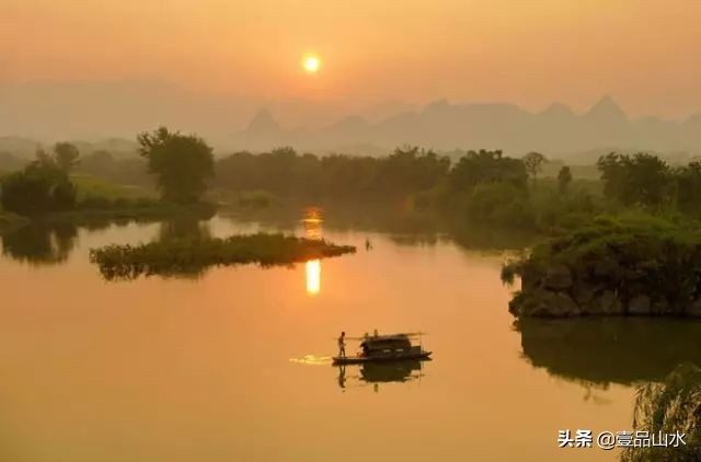 夕阳西下，万顷碧波，渔舟唱晚，怡然自得