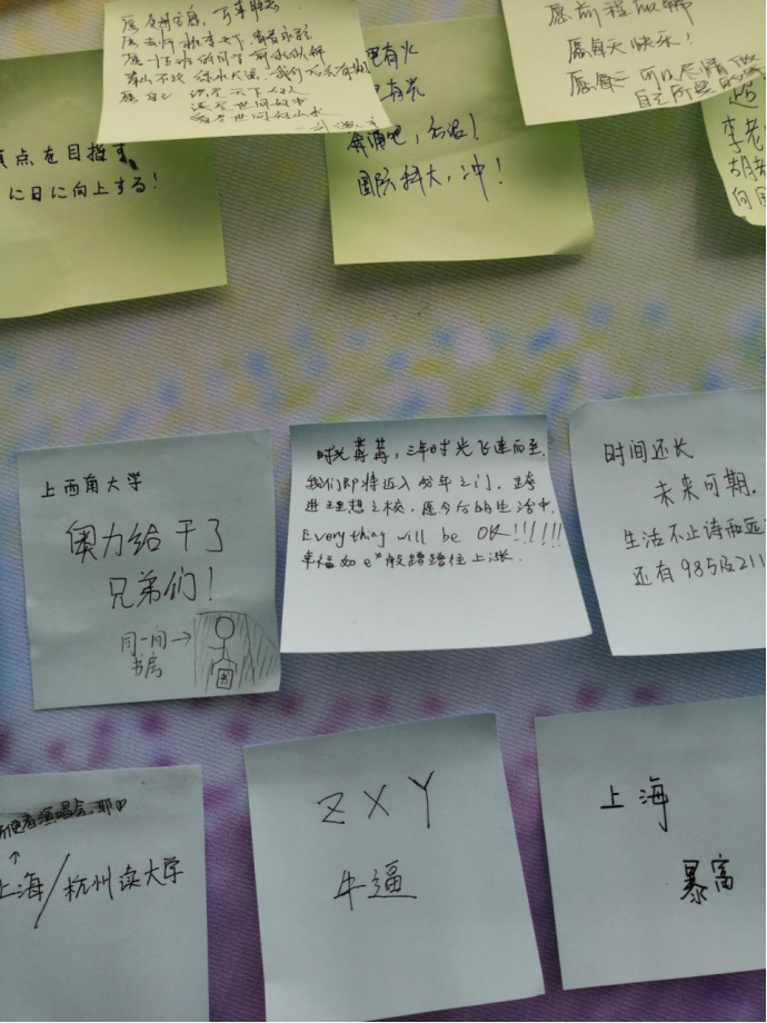 出席18岁！川大附中最特殊毕业成人礼,校长向680余名学生逐一挥手