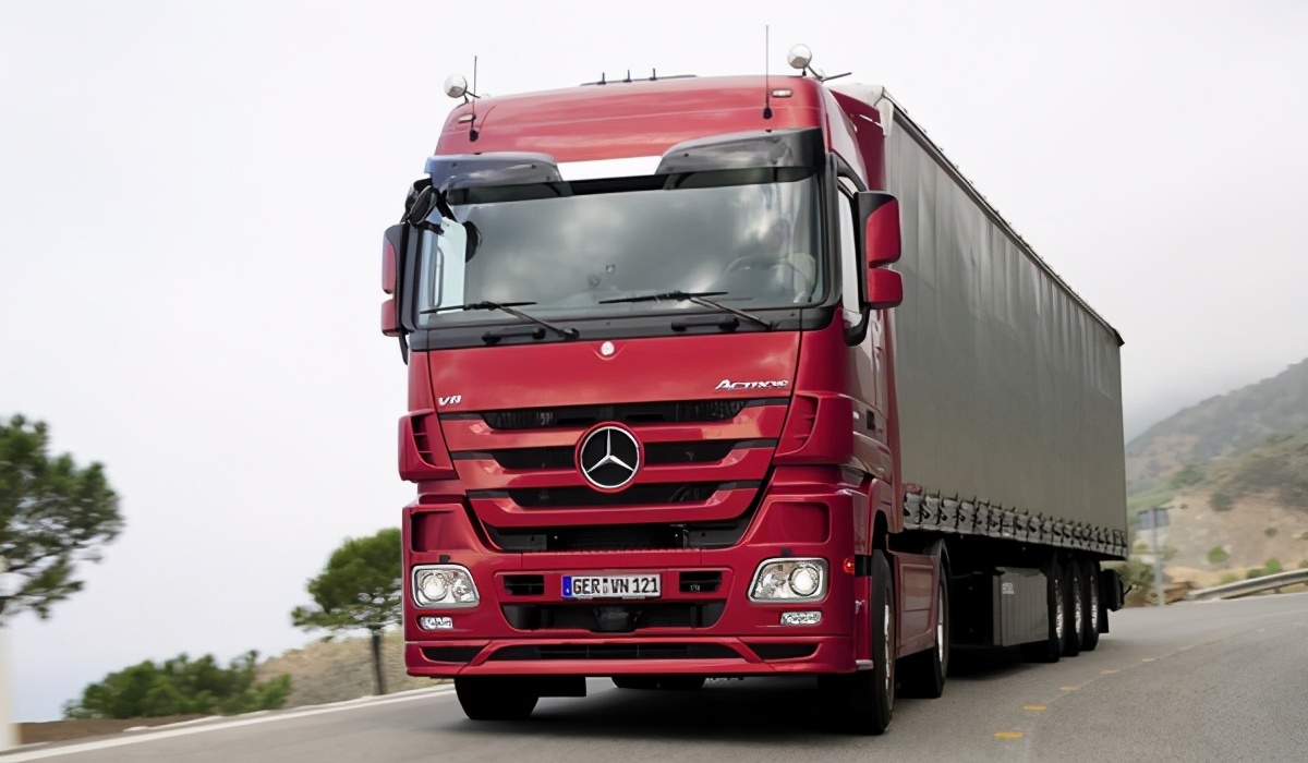 出道即巅峰,每一款都经典,回顾奔驰actros旗舰卡车的故事