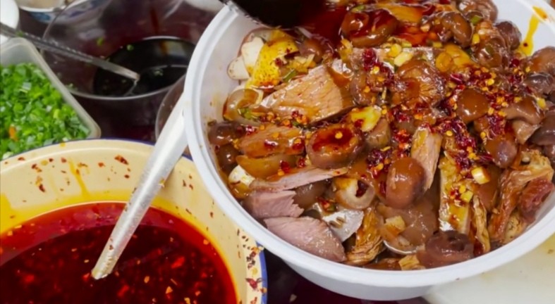 武汉传奇卤菜馆，30年无菜单不定价，价钱随便老板说，嫌贵就别来