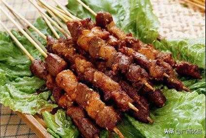 正宗新疆烤羊肉串超详细制作流程，附带腌制香料配比！
