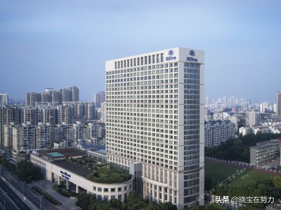 你好，我是你的旅行小助手。合肥市内有12家五星级酒店，你想要哪一家呢？