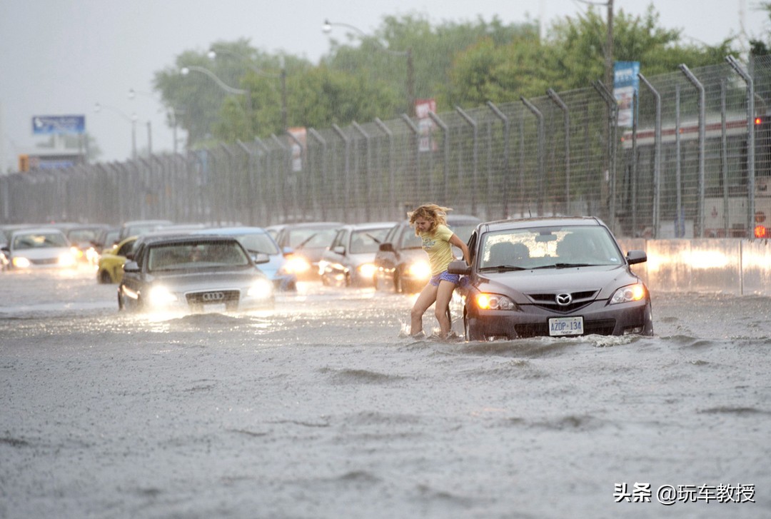 一场雨显人生百态 雨中开车了解这5个字能保命