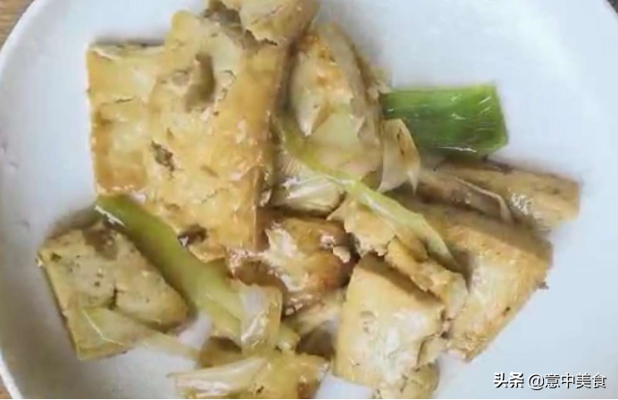 大葱炒豆腐的做法（5步做出口感柔软的大葱炒豆腐）