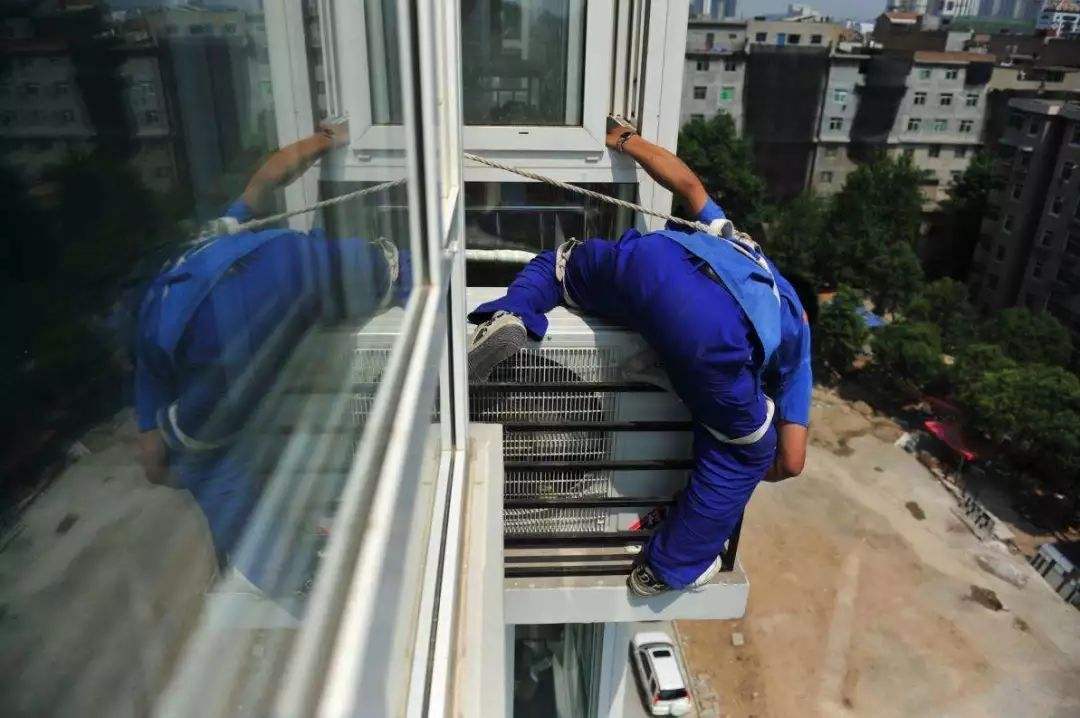 空调安装工坠楼摔瘫，向空调买卖双方索赔110万元，买方担责吗