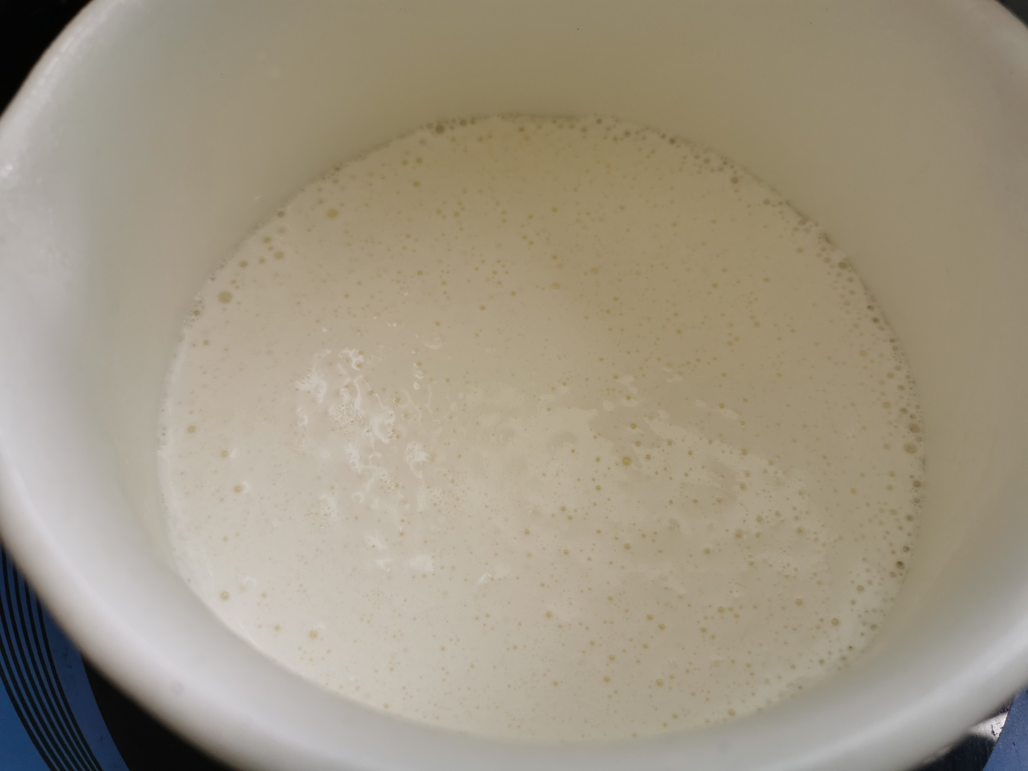1盒牛奶，2个鸡蛋，教你做双皮奶，细腻爽滑不甜腻，蛋黄也不浪费