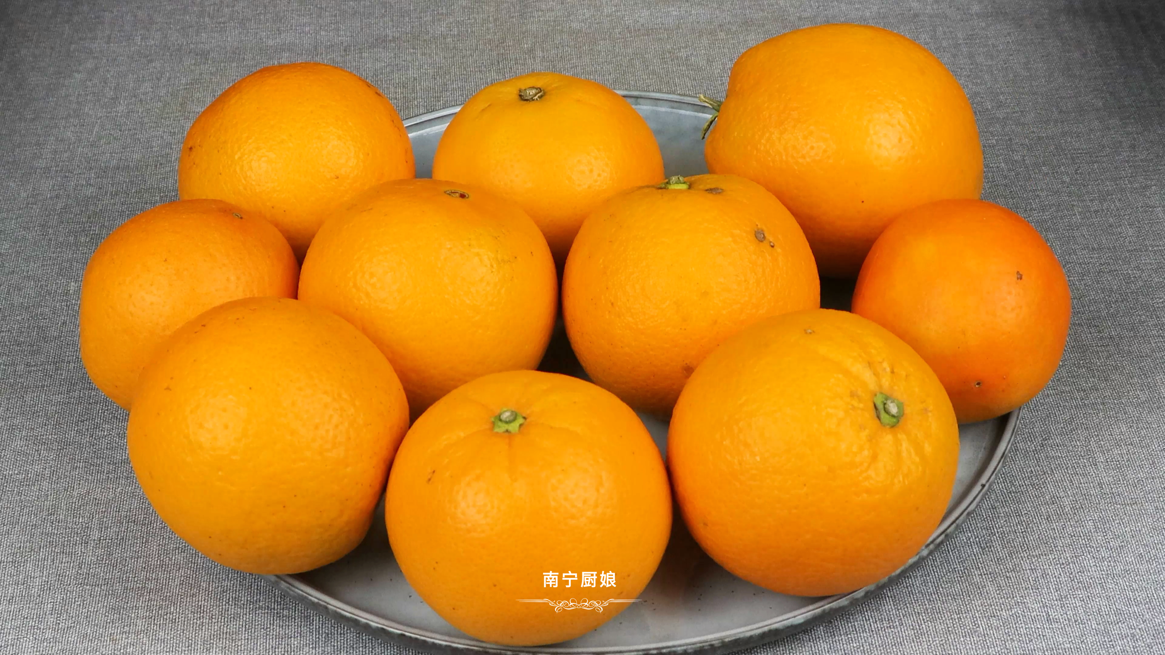 橙子要买“母”的才好吃，牢记4个挑选技巧，包你买到的香甜多汁