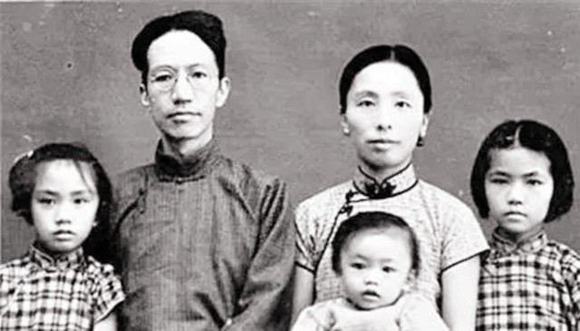 妻子卧病在床，他提前为妻子写挽联，妻子看后：我一定比你活得长