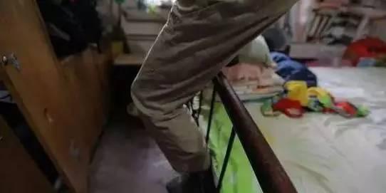 北京一家5口挤17㎡棺材房，70岁姥爷竟睡吊铺，全家只有一张床！